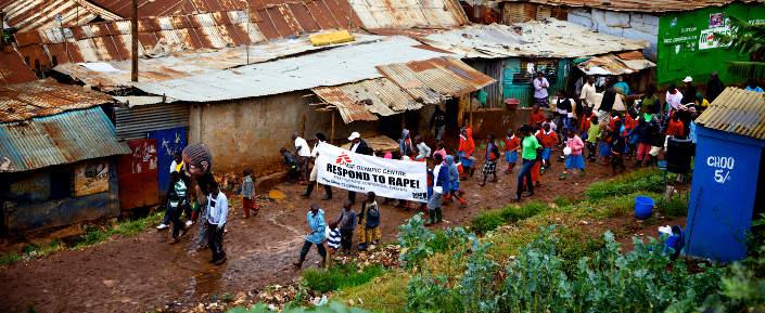 Nairobi, Kenia: Menschen in Kibera protestieren für Aufmerksamkeit gegen sexuelle Gewalt im Viertel.