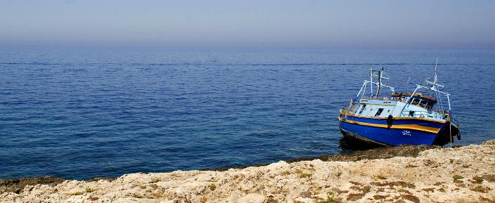 Eines der Flüchtlingsboote an der Küste der italienischen Insel Lampedusa