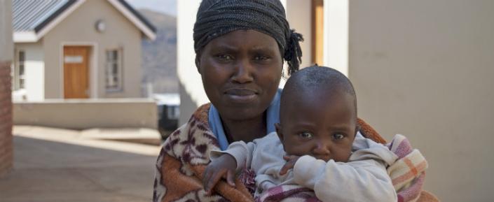 Lesotho MSB14767 Lee Butler web HIV-Patientin Matsietsi Mathabeng, die mit ihrer einjährigen Tochter in die Fatima-Klinik gekommen ist