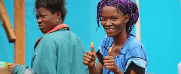 Liberia MSB13265 Martin Zinggl web Deddeh hat Ebola überlebt - aus Solidarität hatte sie entschieden, im Bereich für bestätigte Ebola-Erkrankte im Behandlungszentrum zu bleiben und sich um einen dreijährigen Buben Elijah zu kümmern, dessen Mutter verstorben war.
