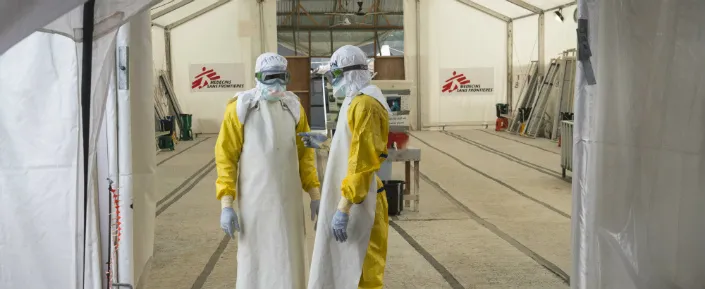 Zwei MitarbeiterInnen von Ärzte ohne Grenzen mit Schutzkleidung in der Hochrisiko-Zone des Ebola-Behandlungszentrums "Elwae" in Monrovia.