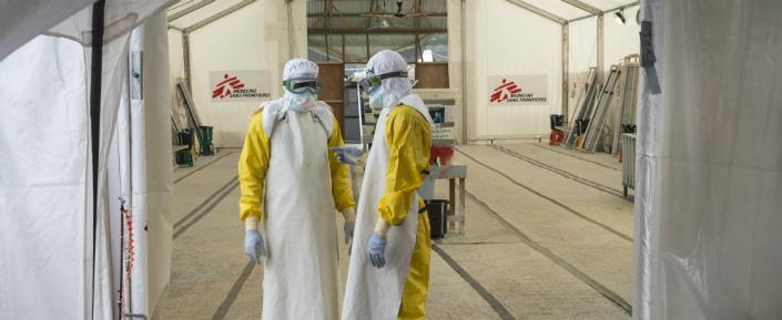 Liberia MSB16621 Yann Libessart web Zwei MitarbeiterInnen von Ärzte ohne Grenzen mit Schutzkleidung in der Hochrisiko-Zone des Ebola-Behandlungszentrums "Elwae" in Monrovia.