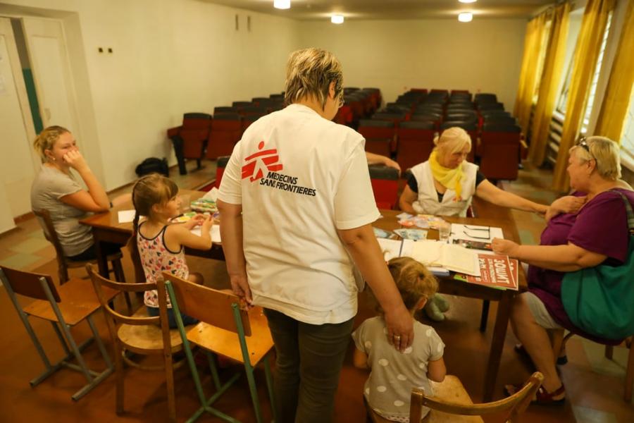 MSF psychologist Natalia Polovynko conducting a group session