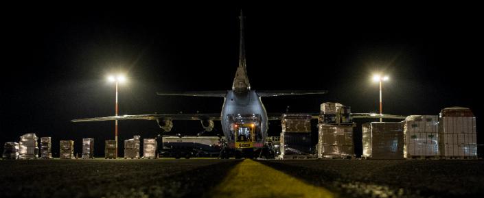 Ein MSF Cargoflugzeug wird für die Philippinen beladen (c) Bruno de Cock