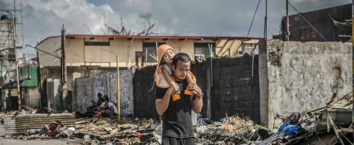 Philippinische Bevölkerung in der zerstörten Stadt Tacloban.