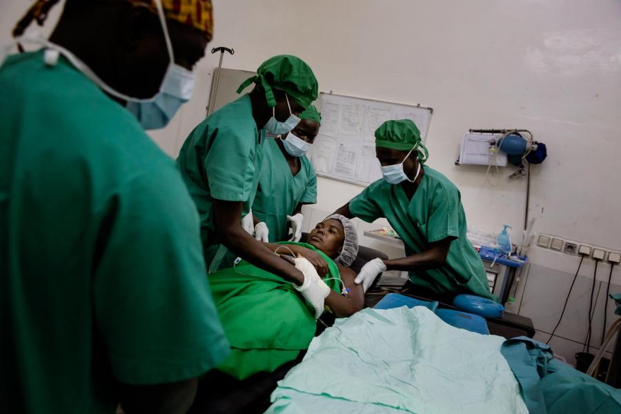 The journey of a wounded woman at MSF'SICA hospital in Bangui