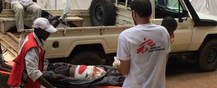 Ein Verletzter wird nach dem Ausbruch neuerliche Kämpfe in das Krankenhaus von Bangui eingeliefert.