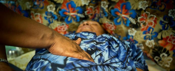 Papua_NG_138089 Die Supervisorin für klinische Betreuung, Martha Pogo, untersucht eine Patientin, die familiäre und sexuelle Gewalt überlebt hat.