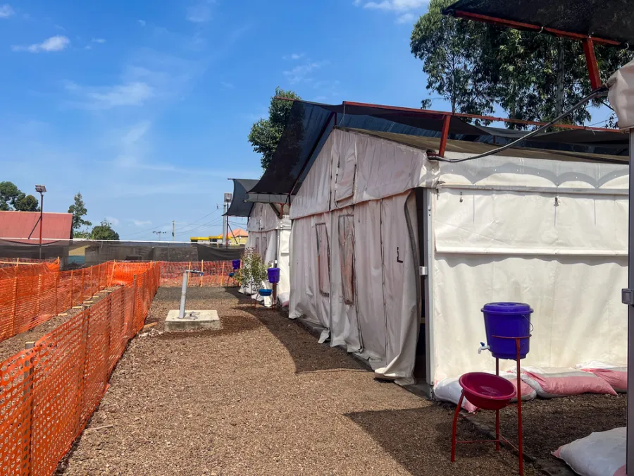 Aufbau eines Ebola-Behandlungszentrums beim Ebola Ausbruch 2026 in der DR Kongo | Ärzte ohne Grenzen
