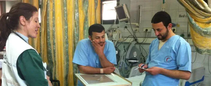 Die u.s.-amerikanische Krankenschwester Sarah Woznick mit zwei Kollegen in der intensivmedizinischen Abteilung des Nasser Krankenhauses.