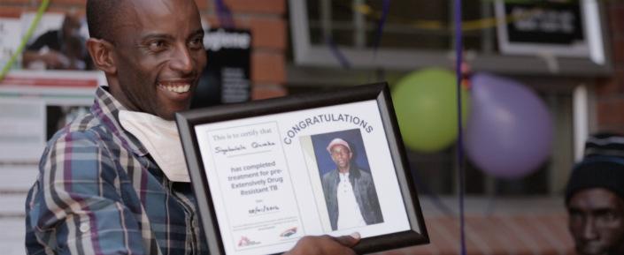 MSF MDRTB MSB8114 web Wir gratulieren unserem Patienten Siyabulela Qwaka, der das Ende seiner Behandlung gegen extrem resistente Tuberkulose in unserer Khayelitsha Klinik in Südafrika feiert!