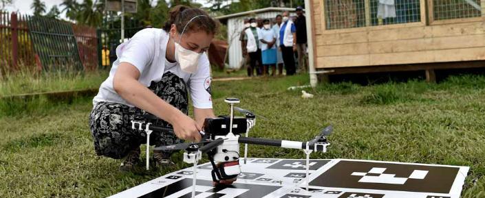 In einem ersten Test wurden unbemannte Luftfahrzeuge (UAVs) zum Transport von Sputum-Proben aus entlegenen Gebieten in das Krankenhaus in Kerema eingesetzt. Hier entnimmt unsere Labor-Leiterin Lise Marchand die Probe, um sie im Labor zu untersuchen.