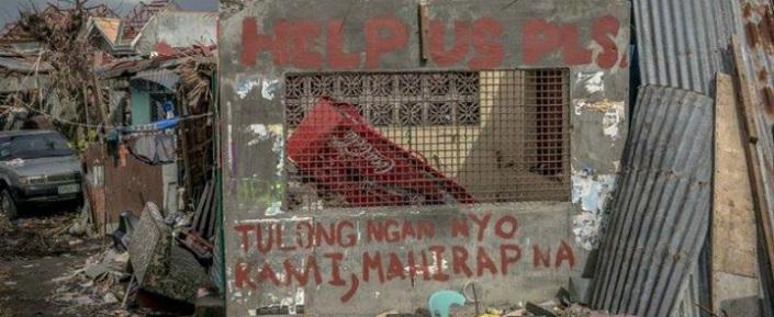 MSF Philippinen Helpusplease web “Helft uns bitte” - Worte eines Überlebenden auf den Trümmern seines Hauses in Tanauan (c) Yann Libessart/MSF