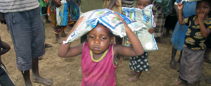 Ein Junge mit einem Moskitonetz im Evakuierungszentrum in Chambumbuluka.
