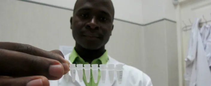 Der Labortechniker Ilidio Silva Cavele (25) mit einigen Laborproben zur Bestimmung der Viruslast von HIV-PatientInnen im Jose Macamo Krankenhaus in Maputo.