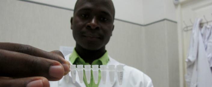 Moz MSB8282 Hammond web Der Labortechniker Ilidio Silva Cavele (25) mit einigen Laborproben zur Bestimmung der Viruslast von HIV-PatientInnen im Jose Macamo Krankenhaus in Maputo.