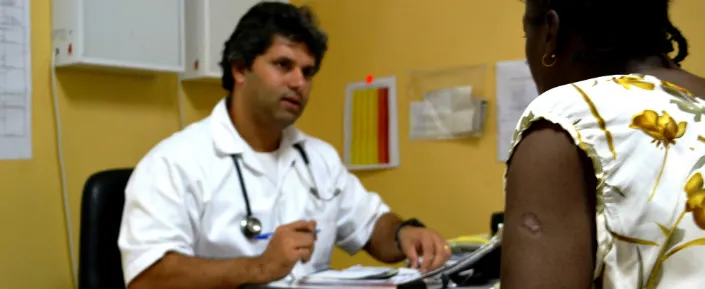 Dr. Rafael Sacramento mit einer Patientin im Centro de Referência de Alto-Maé (CRAM).