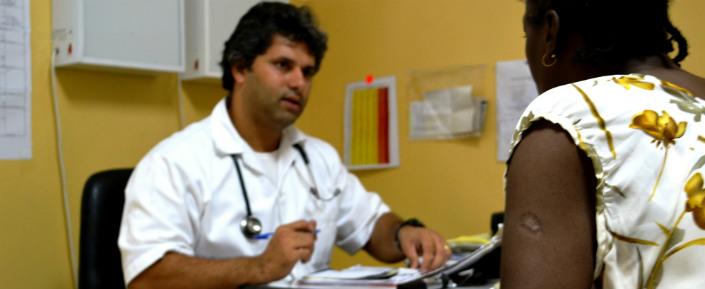 Dr. Rafael Sacramento mit einer Patientin im Centro de Referência de Alto-Maé (CRAM).