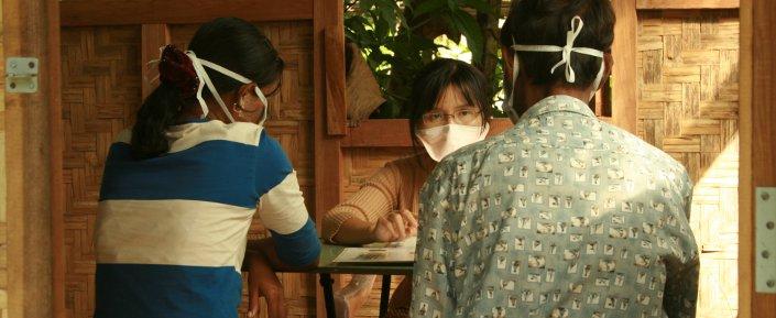 Myanmar 2010 Zwei Patienten und eine Beraterin in der HIV/Aids und Tuberkulose Klinik.