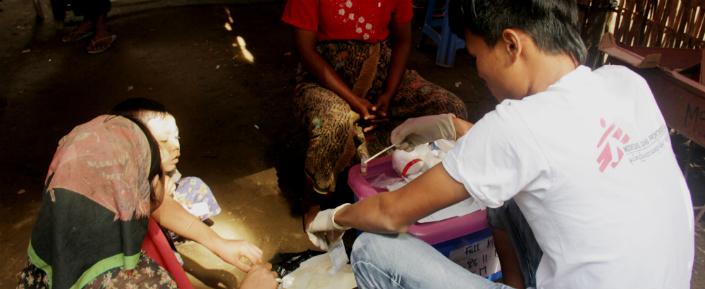 Ein Team von Ärzte ohne Grenzen während einer mobilen Klinik im Vertriebenenlager Sintemaw im Bundesstaat Rakhine.