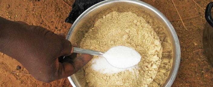 Niger MSB11011 Rezept web "Mütter des Lichts" in Niger kochen angereicherte Kuli-Kuli Suppe