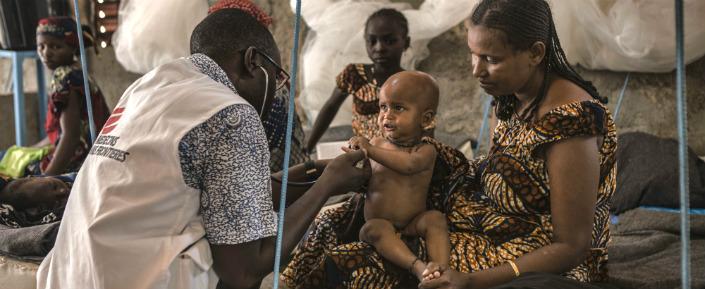 Einer unserer Mitarbeiter untersucht einen jungen Patienten im Bezirkskrankenhaus Madaoua im Niger.