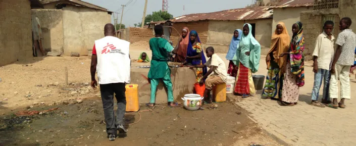 Die Chlorierung von Brunnen und Wasserbehältern ist eine wichtige präventive Maßnahme zur Eindämmung einer Cholera-Epidemie.