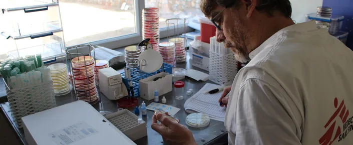 Mikrobiologe Olivier Courteille untersucht Proben für eine Studie von Ärzte ohne Grenzen über Antibiotikaresistenz in Lashkar Gah, Helmand.