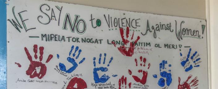 PNG MSB7457 Yann Libessart web Ein handgemaltes Schild thematisiert sexuelle Gewalt gegen Frauen im Familienbetreuungszentrum in Tari.