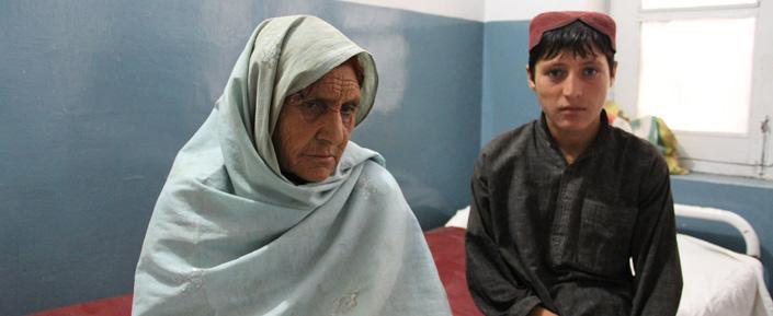 Pakistan MSF131637 web Gul Bibi, 65, wurde aus ihrem Dorf in Upper Kurram Agency vertrieben und lebt nun seit drei Jahren mit ihrem Enkel als intern Vertriebene in in Sadda.