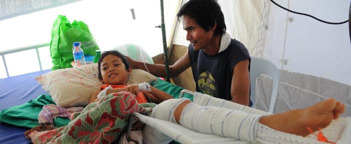 Philippinen MSB4078 Florian Lems web Der 10-jährige Ayron mit seinem Vater Ronilo Sanchez (c) Florian Lems/MSF