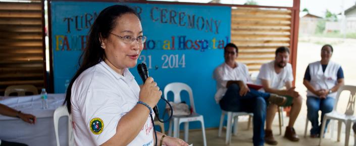 Philippines MSB11454 Nacho Hernandez web Die Übergabe-Zeremonie des neuen provisorischen Krankenhauses in Guiuan.