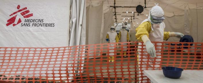 Im neuen Ebola-Behandlungszentrum in Freetown holen Pflegefachkräfte in Schutzkleidung das Frühstück für die Patientinnen und Patienten.