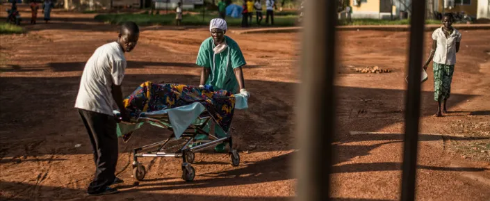 Eine Patientin wird von in den Operationssaal gebracht. Der Weg kann zu einer Herausforderung werden - besonders während der Regenzeit.