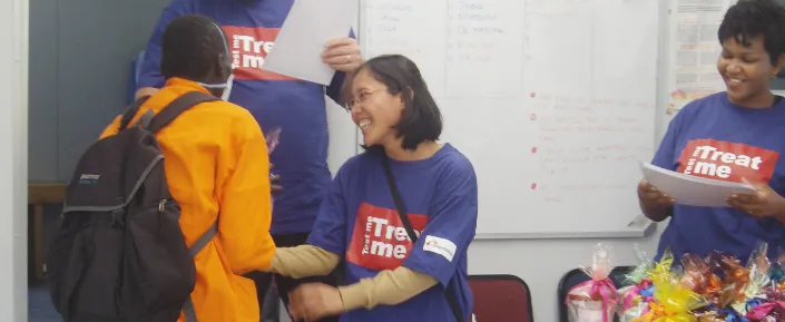 Das Team von Ärzte ohne Grenzen überreicht einem von ingesamt 99 geheilten Tuberkulose-PatientInnen das Zertifikat “Ich wurde getestet und bin von TB geheilt”.