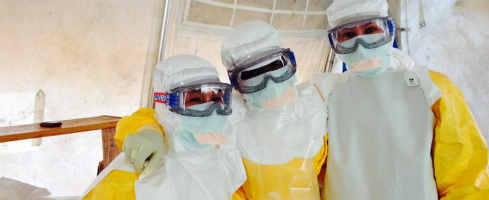 Sierra Leone MSF141620 MSF web Gynäkologin Colette, Krankenschwester Mattu und Ärztin Silje in Schutzkleidung im Ebola-Behandlungszentrum in Bo.