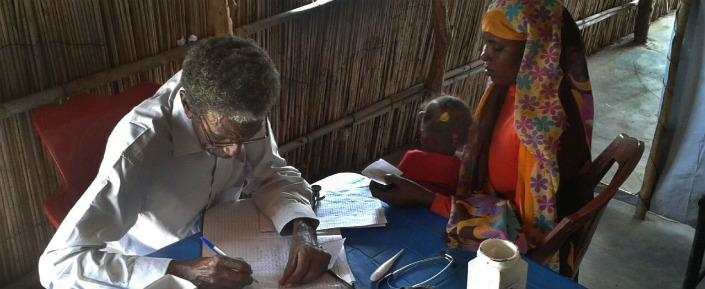 Sudan MSB13197 MSF web Ein Mitarbeiter von Ärzte ohne Grenzen bei der Konsultation einer Patientin.
