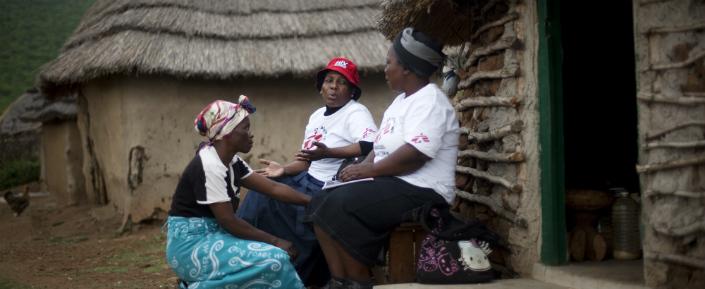 Unsere Mitarbeiterin Sylvia Khuzwayo, zuständig für die Ausbildung und Beratung von PatientInnen, gemeinsam mit der lokalen Gemeindeverantwortlichen Busi Gumbi und einer HIV-Patientin.