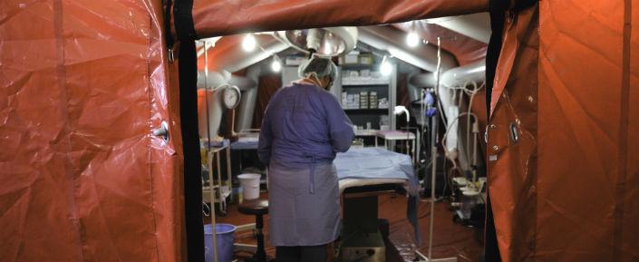 Ein aufblasbares Zelt bietet eine sterile Umgebung für Operationen in provisorischen Krankenhäusern.