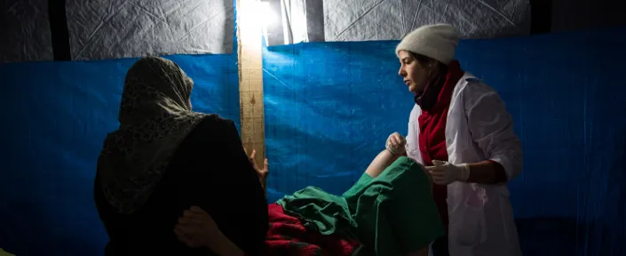 Hebamme Cathy Janssens beruhigt ihre Patientin und hilft bei der Geburt des Babys.