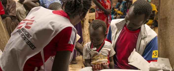 Unsere Teams behandeln PatientInnen in der aus Zelten aufgebauten Klinik im Übergangslager Dzaipi im Norden Ugandas.