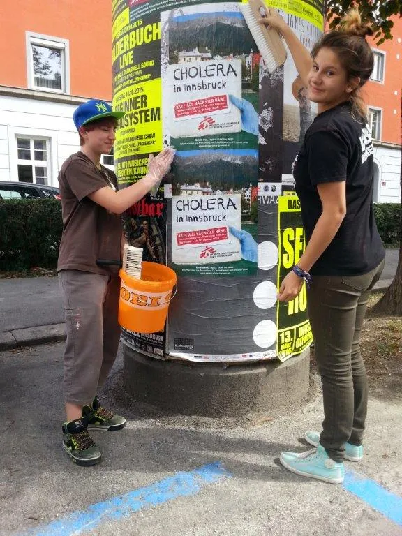 Zwei Schüler beim Plakatieren