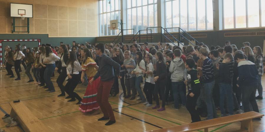 bts2016-17_konrad-lorenz-gymnasium_gaenserndorf_ballvorfuehrung_unterstufe.jpg