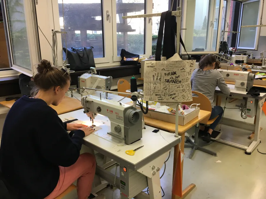 bts_2017_herbststrasse_schuelerinnen_beim_naehen_der_taschen.jpg