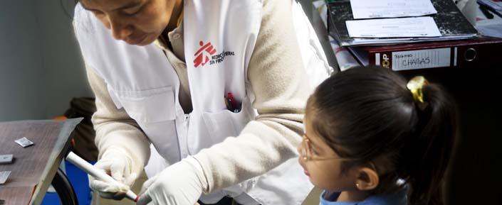 Bolivien, April 2009: Ein Mädchen wird in einem Gesundheitszentrum von Ärzte ohne Grenzen in der Nähe von Cochabamba auf Chagas untersucht Bolivien, April 2009: Ein Mädchen wird in einem Gesundheitszentrum von Ärzte ohne Grenzen in der Nähe von Cochabamba auf Chagas untersucht