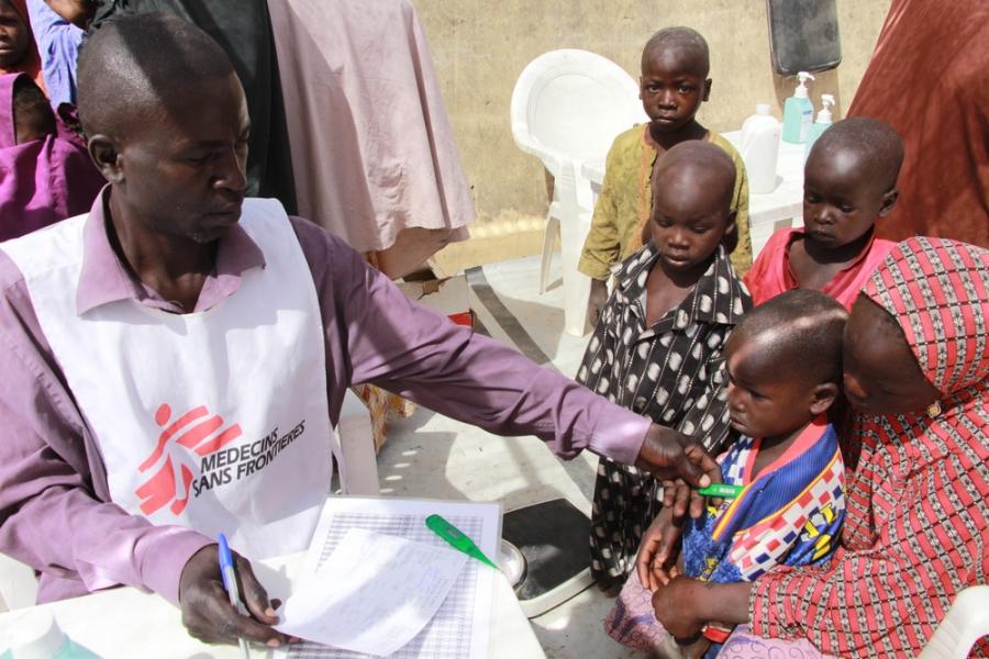 Nigeria: Searching for aid after fleeing the fighting Nigeria: Searching for aid after fleeing the fighting