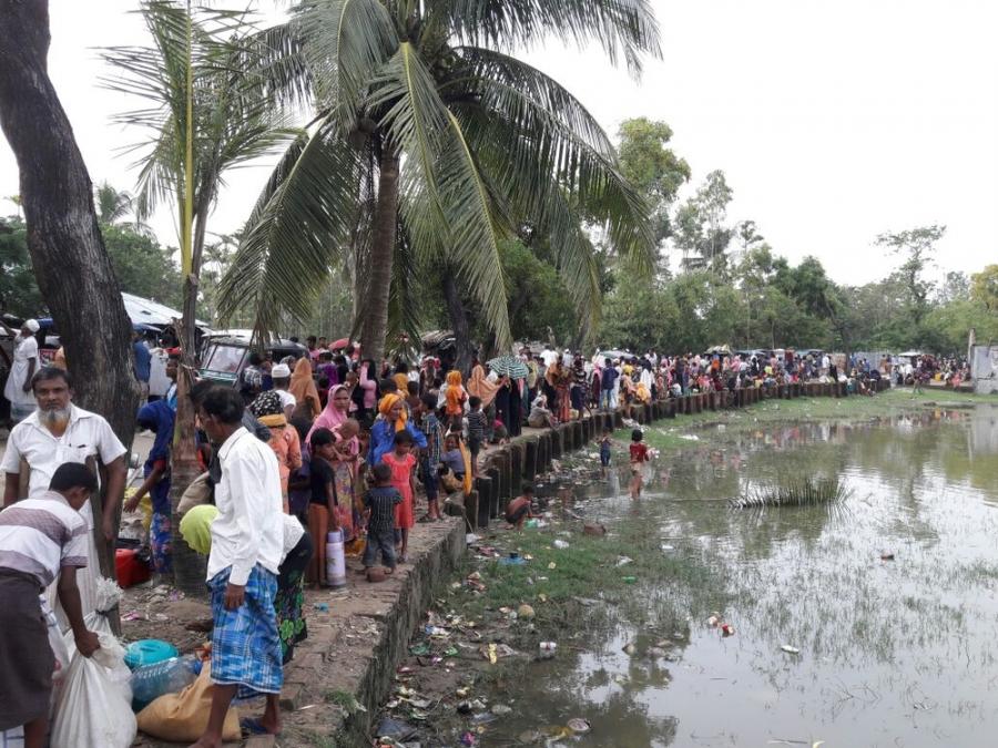 Refugees Fleeing into Bangladesh Refugees Fleeing into Bangladesh