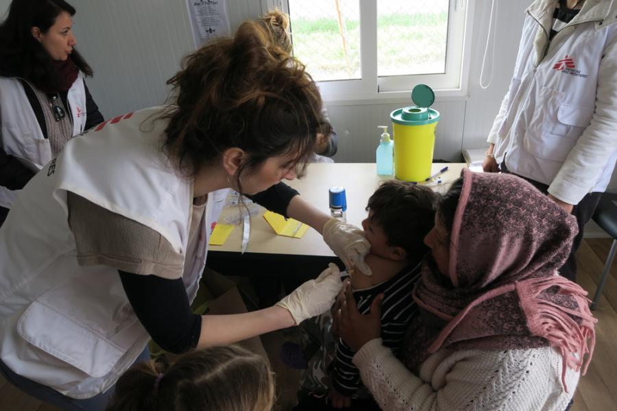 Emergency measles vaccination campaign in Moria.