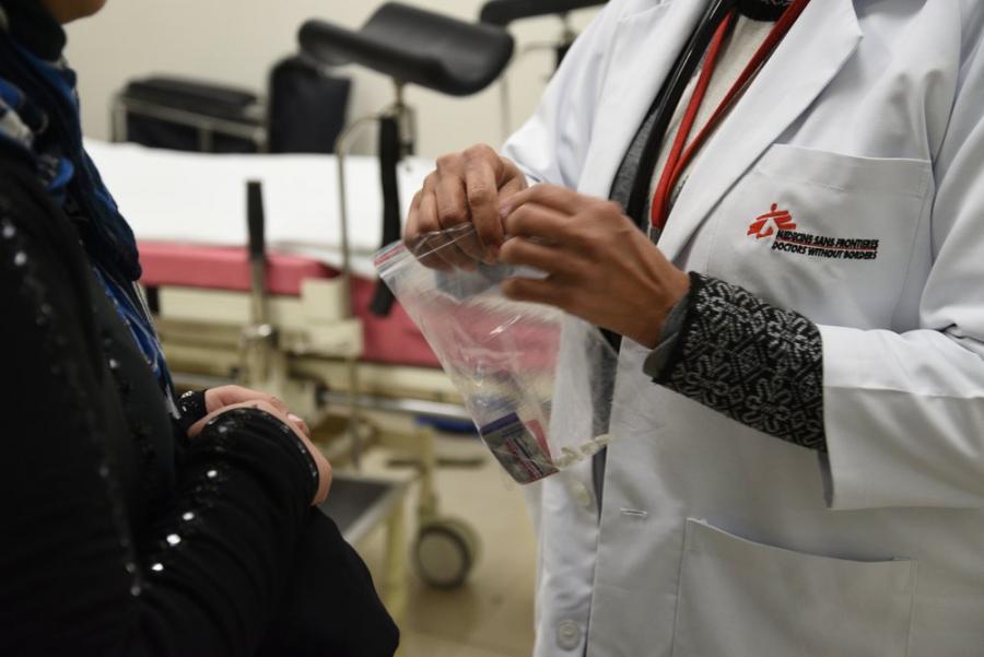 Dr Yasoda Kurra, MSF doctor, examining a patient at the Umeed Ki Kiran Clinic, Jahangirpuri, Delhi