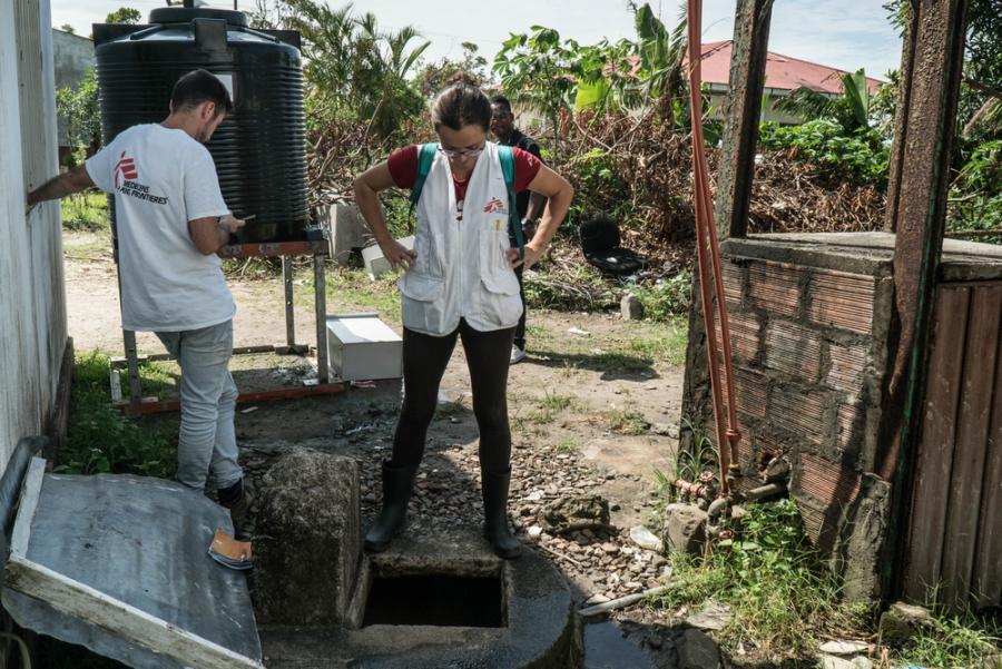 Mosambik, 13.04.2019: Ein Team von Ärzte ohne Grenzen analysiert einen Wasserbrunnen. Mithilfe der GIS kann herausgefunden werden, wo sich Wasserstellen und Latrinen befinden.